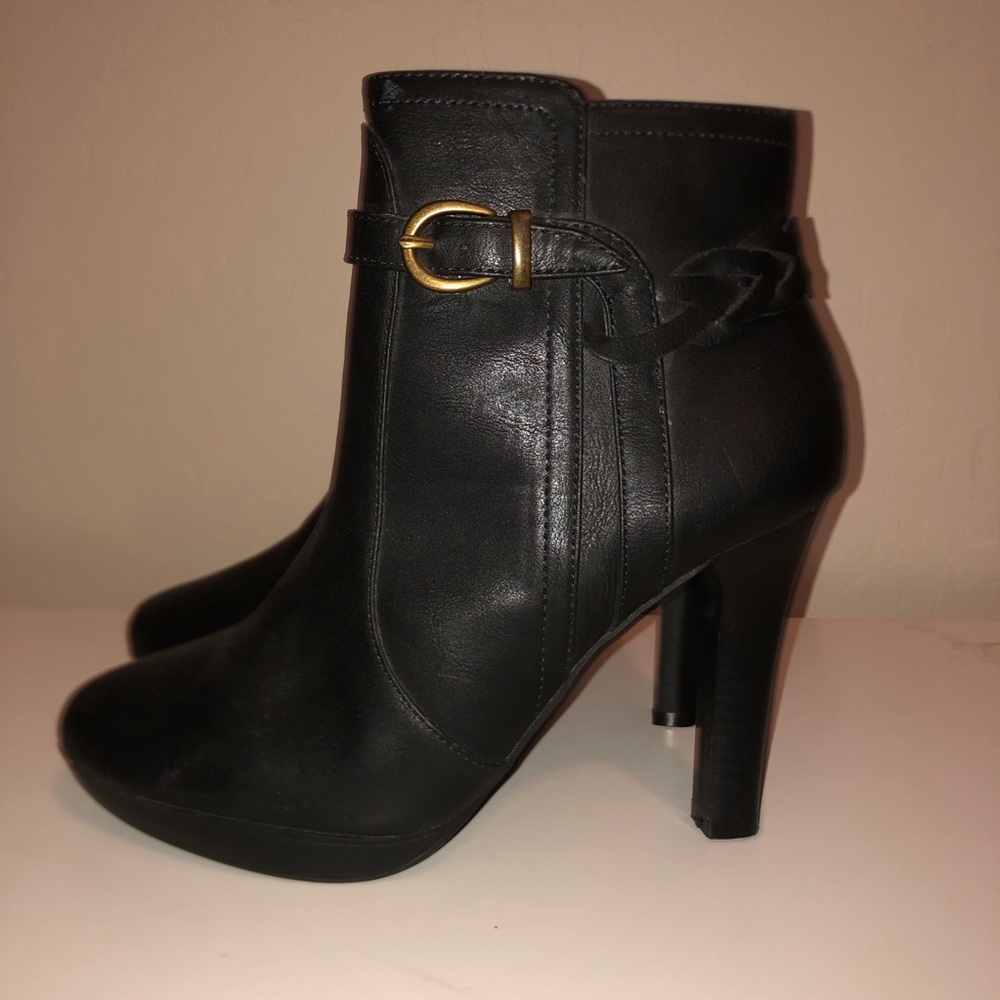 Banana Republic Booties in size 6